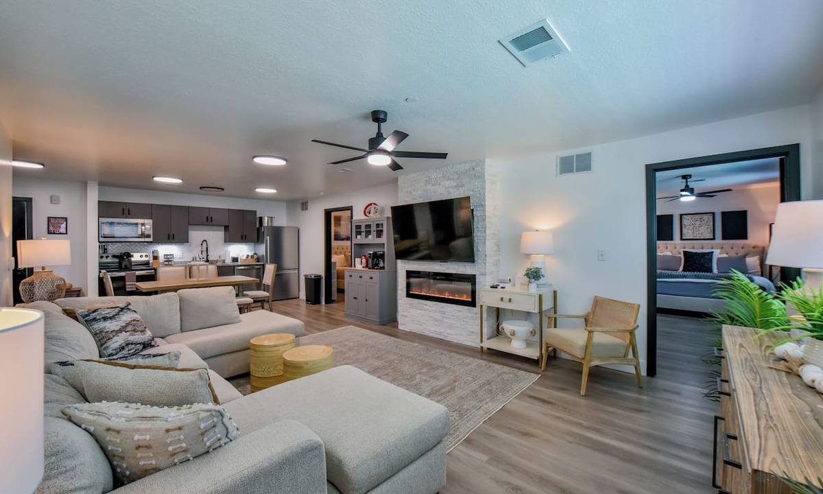 Tuscaloosa Condo | Critter's Cove-Book for graduation & football weekends! Complex Pool & more!