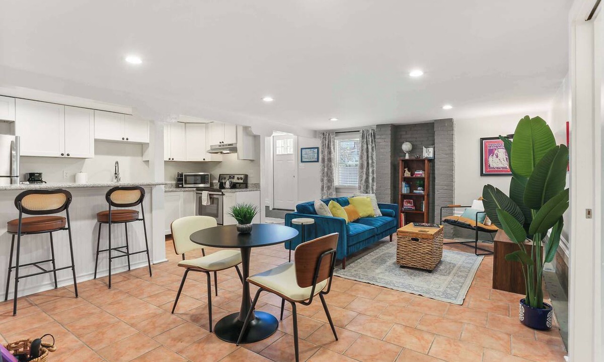 Leonidas Apartment | Cute 2 Bedroom Close to Streetcar & Restaurants