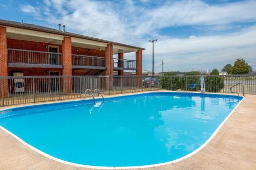 Childersburg Hotel | Days Inn by Wyndham Childersburg