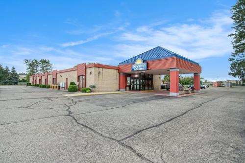 Mount Pleasant Hotel | Days Inn & Suites by Wyndham Mt Pleasant