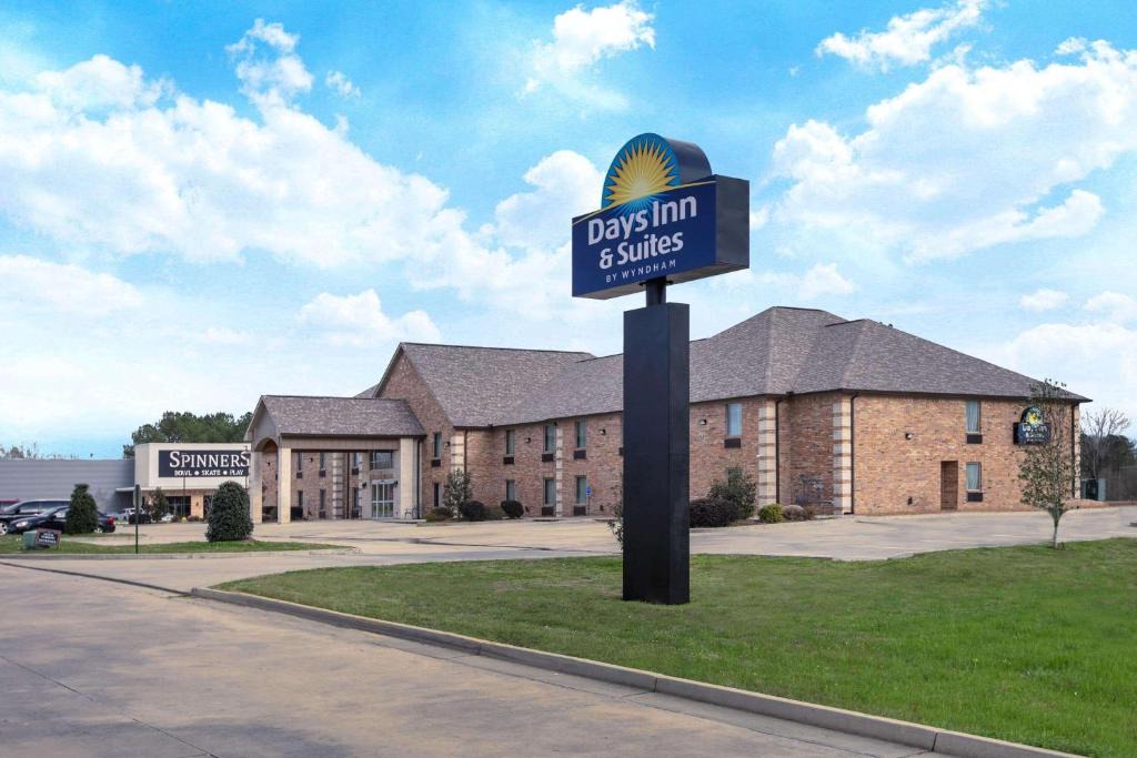 Florence Hotel | Days Inn & Suites by Wyndham Florence/Jackson Area