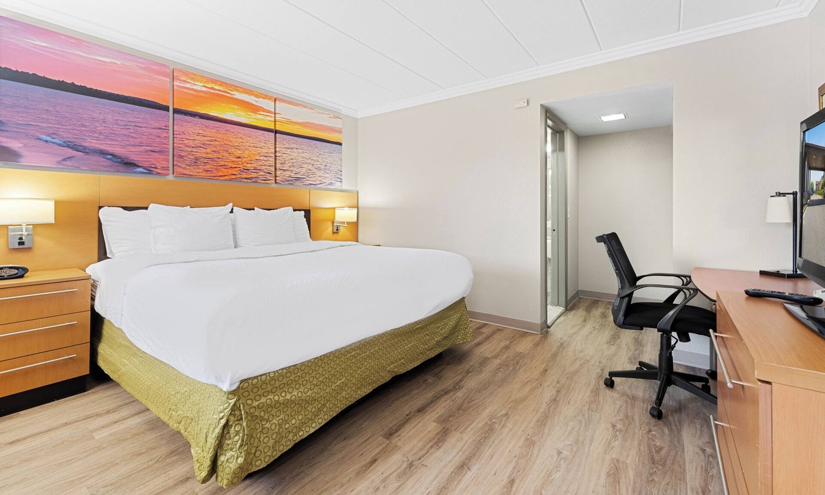 Roseville Hotel | Days Inn & Suites by Wyndham Roseville/Detroit Area