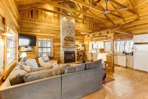 Fort Payne House | Deck, Sauna & Mtn View! Fort Payne Cabin