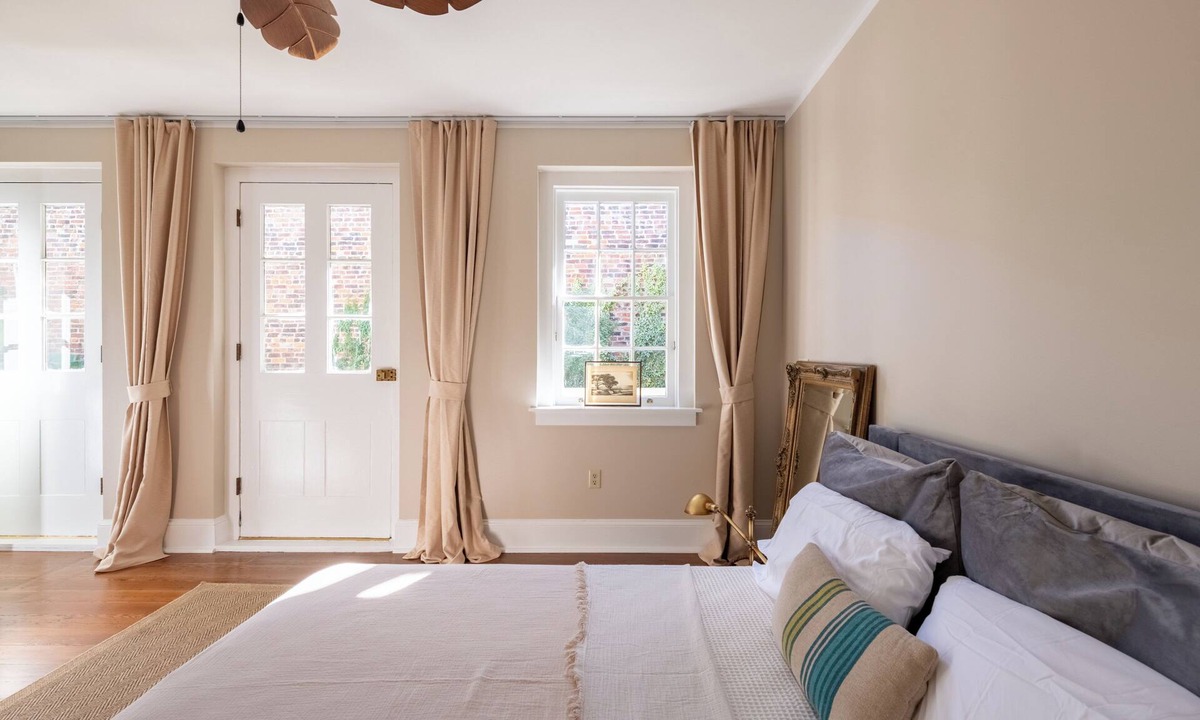 French Quarter Condo | Digital Nomad Paradise -French Quarter w courtyard walk everywhere sleep quietly