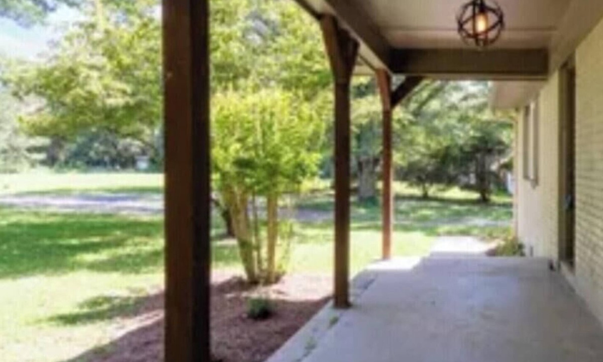 Albertville House | Discover Albertville charm, quick ride to Sand Mountain & Lake Guntersville !