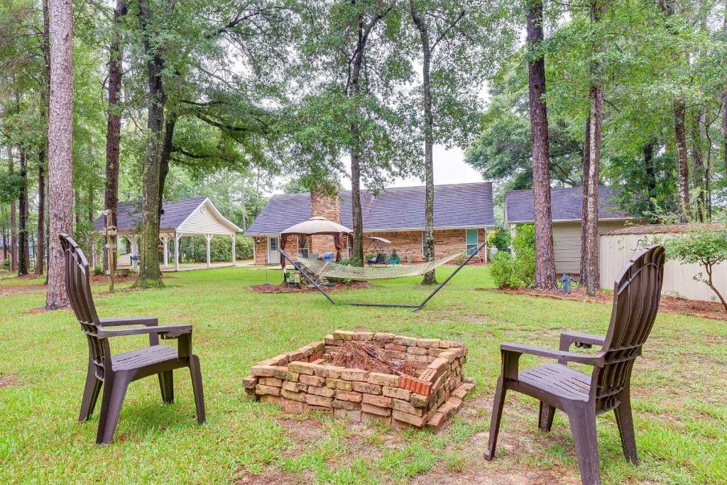 Semmes House | Dog-Friendly Alabama Retreat w/Patio & Fire Pit!