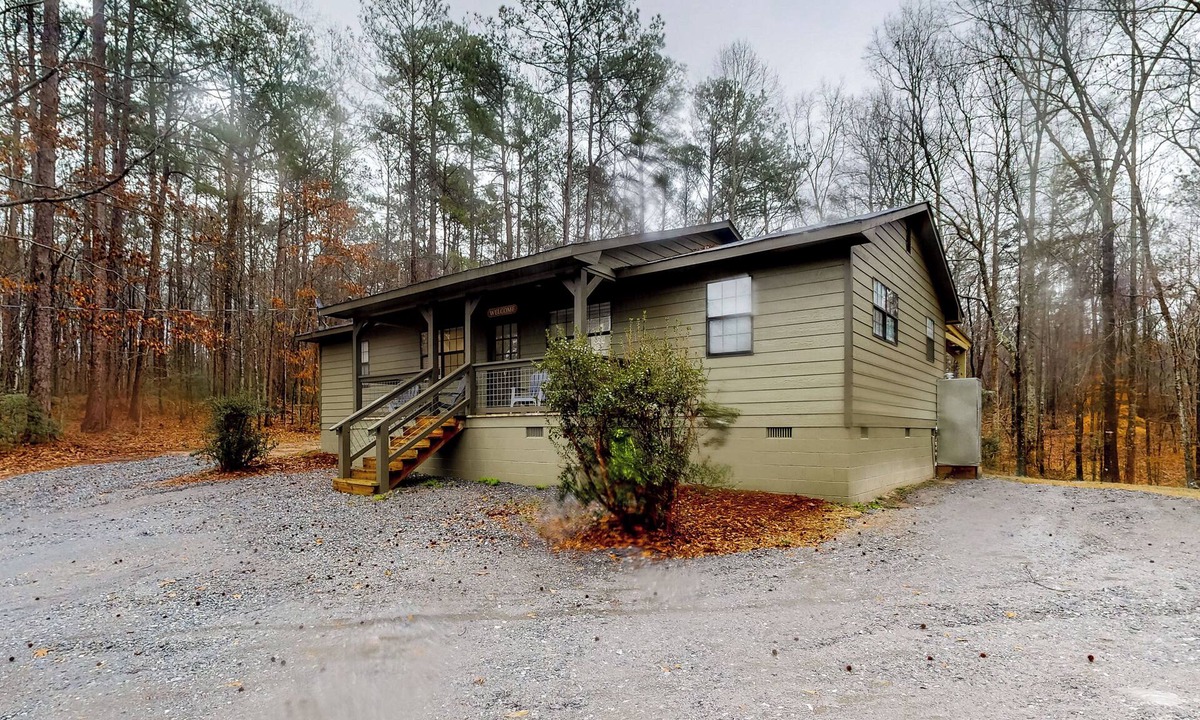 Eclectic House | Dogs Welcome! 'Big Oak Hideaway' Near Lake Martin