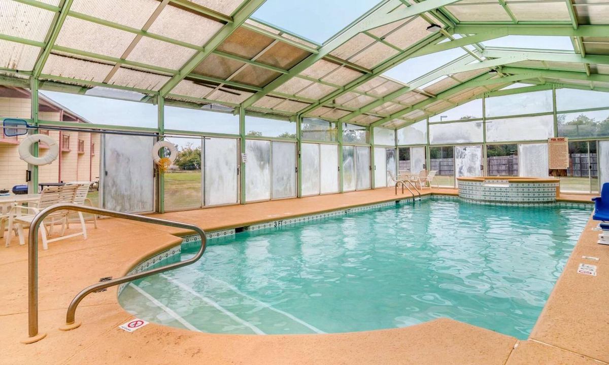 Perry Hotel | Double Bed Room near Go Fish Education Center | Free Breakfast & Onsite Parking