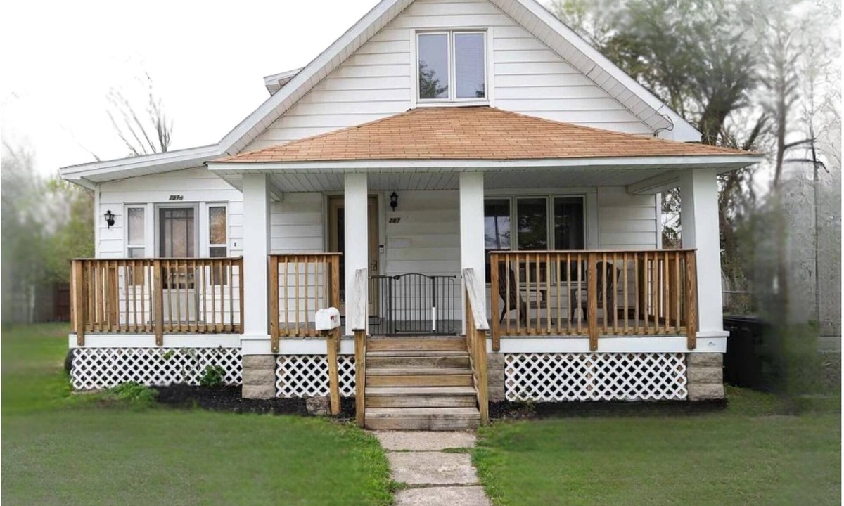 Midland House | Downtown Cozy Cottage walk to Dow Diamond, Dow Gardens, Downtown Midland!