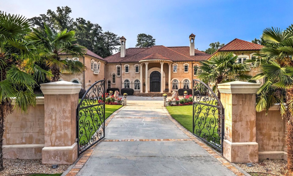 Sandy Springs House | Dream Mansion 10 BR + Pool/Hot Tub near DT Atlanta Long Term Rental