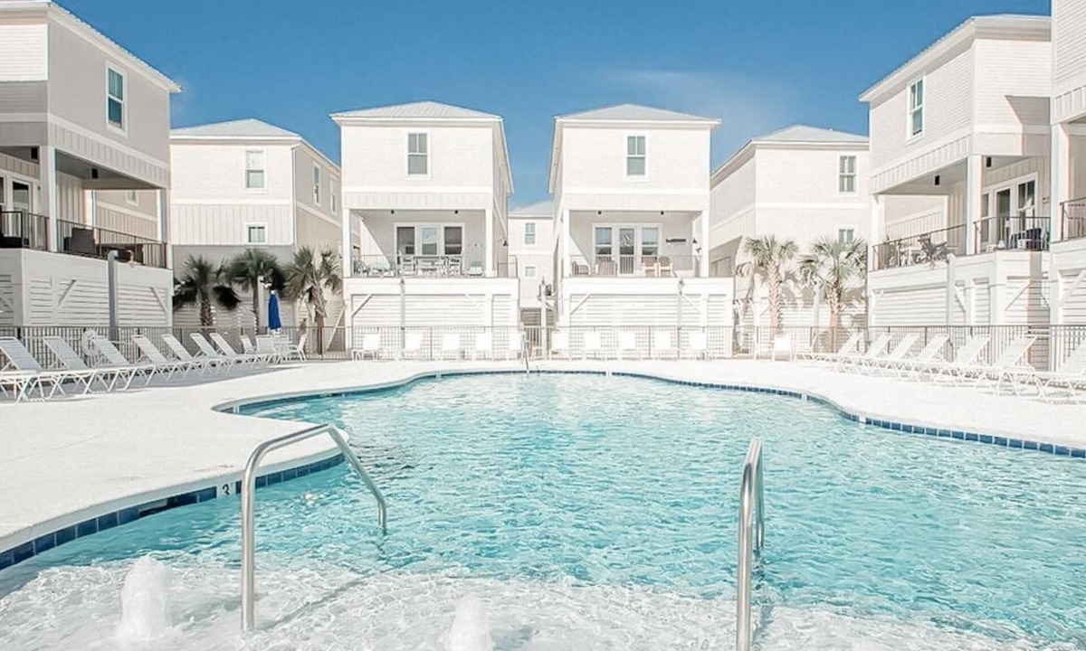 Gulf Shores Cottage | Driftwood Haus - Steps to Beach - 7 Separate Beds - Pet Friendly - Pool - Grill