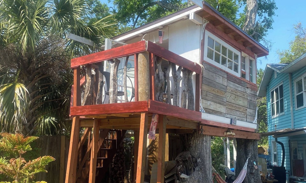 Elizabeth Mcbrides Raulersons Ski Chalet | Eagle Eye Treehouse of Holly Hill-breathtaking views of bald eagles!