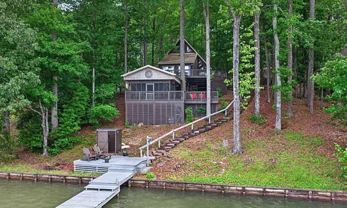 Cedar Bluff House | "Eagles Nest", a beautiful 3BR/2FB home in Cedar Bluff with lots of deck space