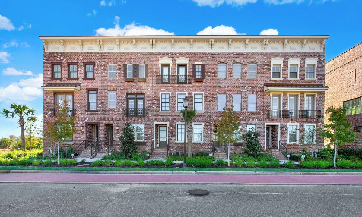 Hitch Village - Fred Wessels Homes House | Eastern Wharf Luxury Townhome - Sleeps 6