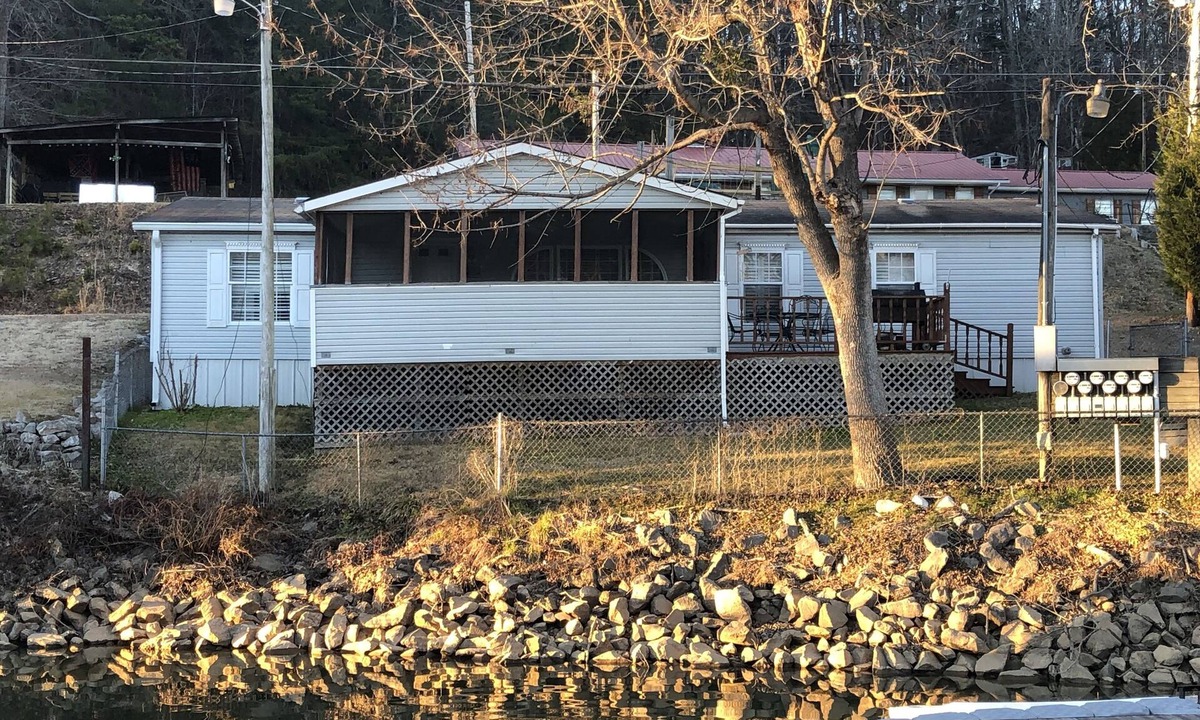 Iuka House | Eastport Cabin 3 - Pickwick Lake - Marina Views
