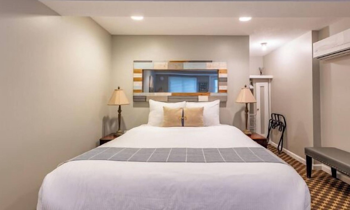 Whitehall Resort | Economical, well-appointed queen room.