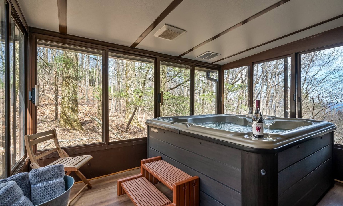 Walnut Mountain Cabin | Ellijay Mountain View, Fireplace, Firepit, HotTub, Gameroom, Grill & Pool