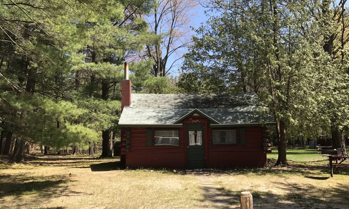 Grawn Cabin | Ellis Lake Resort - Doghouse Log Cabin-Interlochen/Traverse City