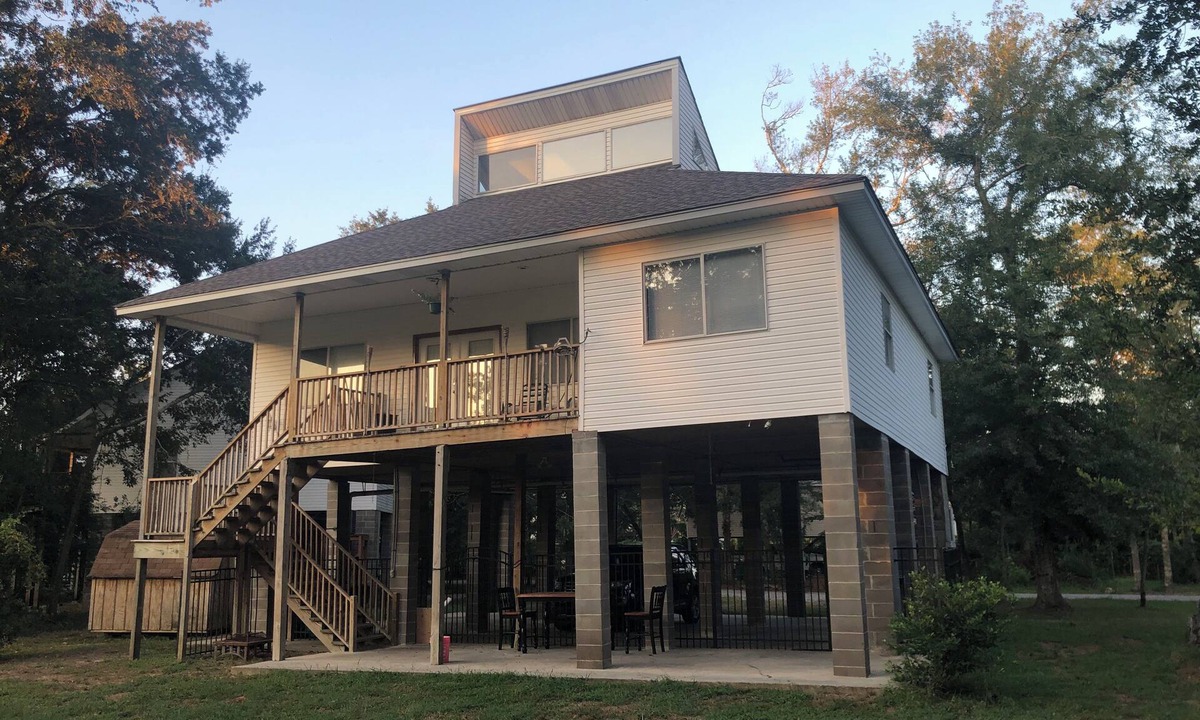 Mandeville House | Enjoy a stay at this quaint 3 bedroom 2 bath home near downtown Mandeville.