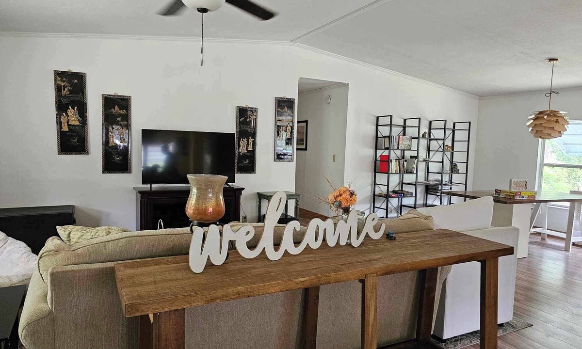 Branford House | Enzo's Retreat. 6 minutes to Ichetucknee Springs! Family friendly