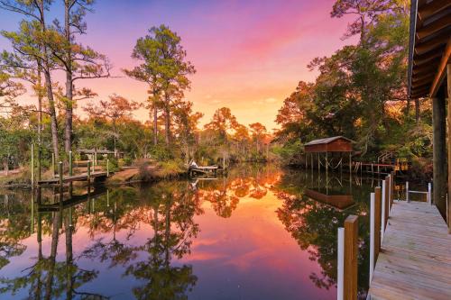 Oak House | Escape on the River Private Dock Kayaks Gazebo