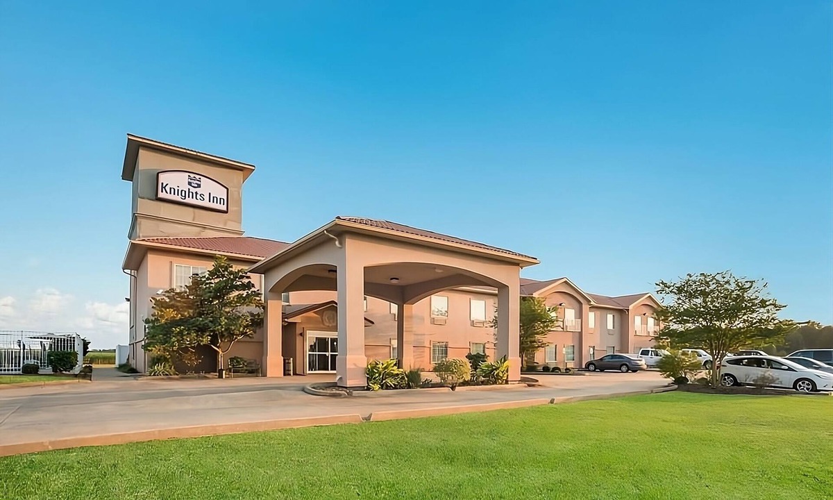 Saint Landry Hotel | Experience Comfort in Bunkie! 3 Units Perfect for Groups, Outdoor Pool!