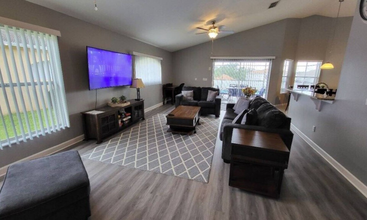 West Stonebridge House | EXQUISITE 4 BEDROOM DISNEY VACATION HOME, FREE POOL HEAT OCTOBER - APRIL!!.