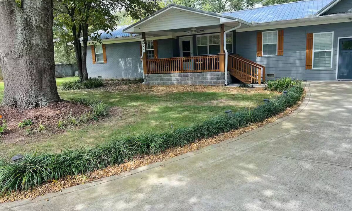 Guntersville House | Family Friendly home down from the lake, just minutes to a dock and downtown!