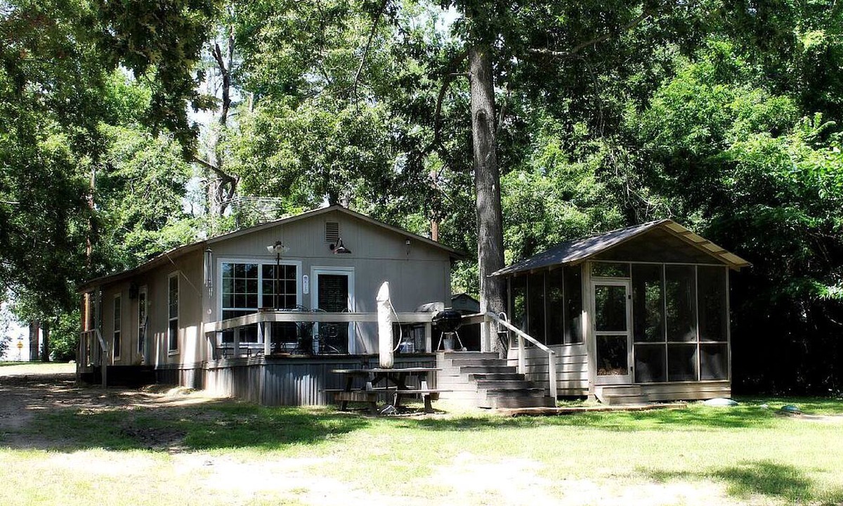 Long Branch Cabin | Family-Friendly Lakeside Cabin Rental with Great Fishing in East Texas