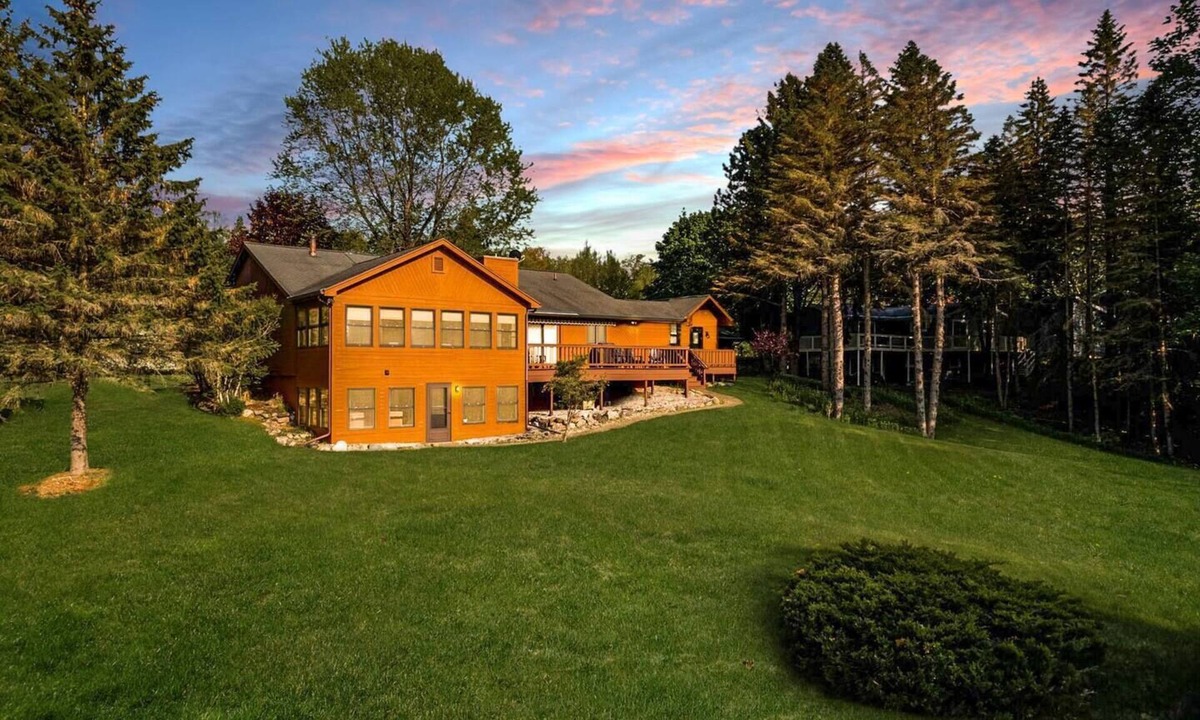 Bellaire House | Family Retreat: HotTub|Sauna|Pool Pass|Games|FirePit|Pets|Family