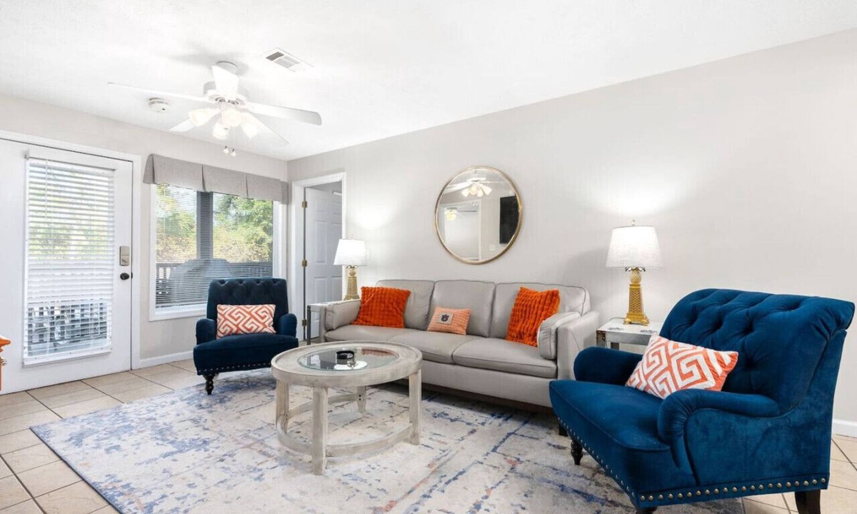 Auburn Apartment | *Family Stay 2 minutes to downtown Sleeps 10