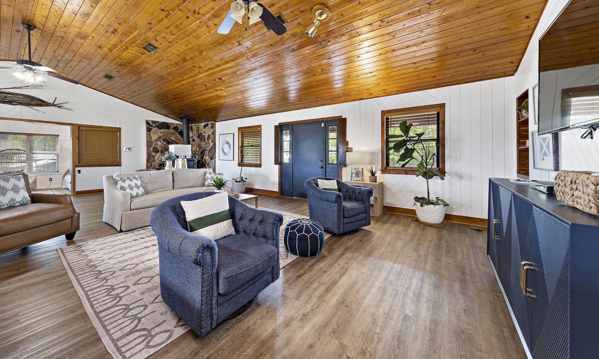 Elberta House | Fantastic Specials-Charming Bay Front in Elberta, AL-2 Boat Slips-Sleeps 12
