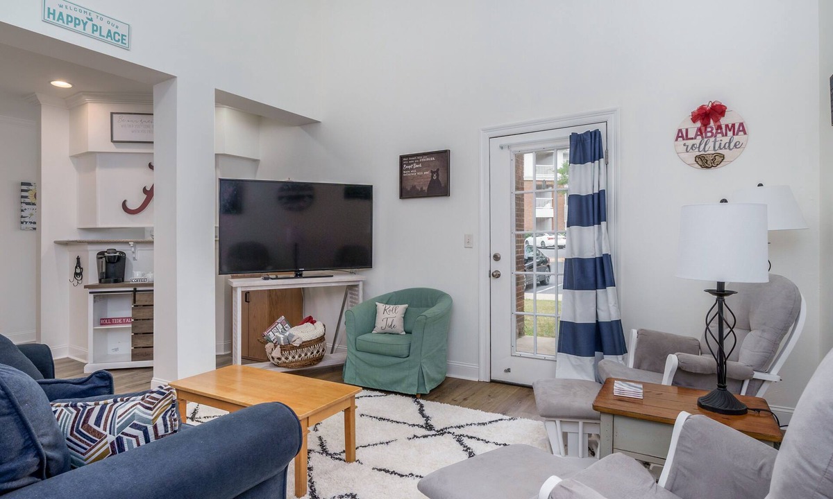 Tuscaloosa Condo | Feel Southern Comfort in the Heart of Tuscaloosa: Your Home Away from Home!