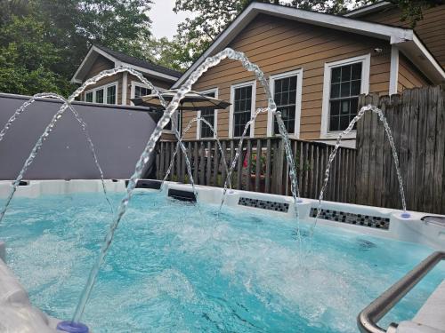 East Side House | FIFA WORLD CUP, Close to Downtown,1000 mbps WIFI,11-Person Swim Spa, 75" TV 4 Movie Nights, Spacious, Walk To Restaurants, Ping Pong