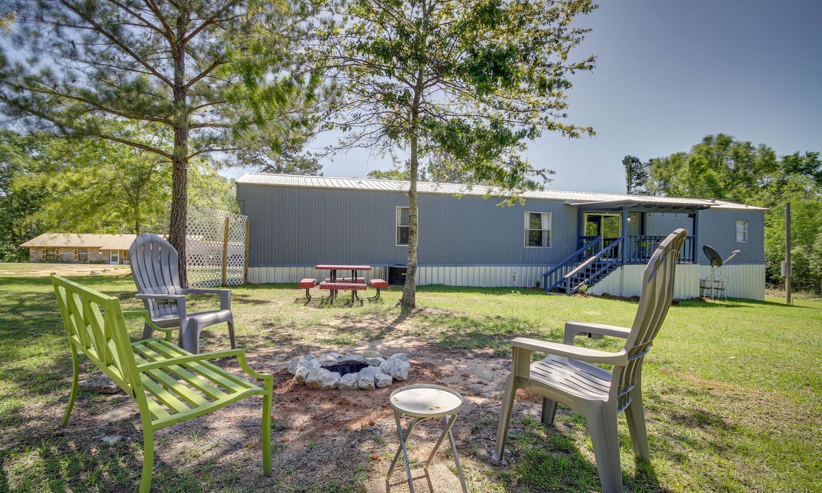Newhebron House | Fire Pit + Deck: Peaceful Silver Creek Retreat