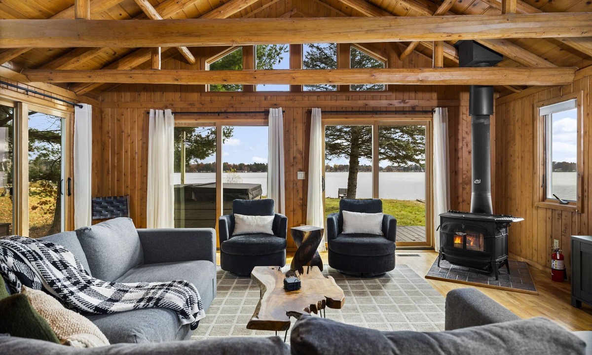 Gaylord Cabin | ~Fireworks On The 3rd~Sunrise Vista~Lakefront~Dock~Kayaks~Hot Tub~Games~NEW AC~
