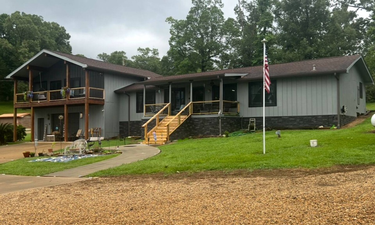 Negreet House | Fisherman’s paradise waterfront. Boat ramp on property sleeps 6. 2-2.