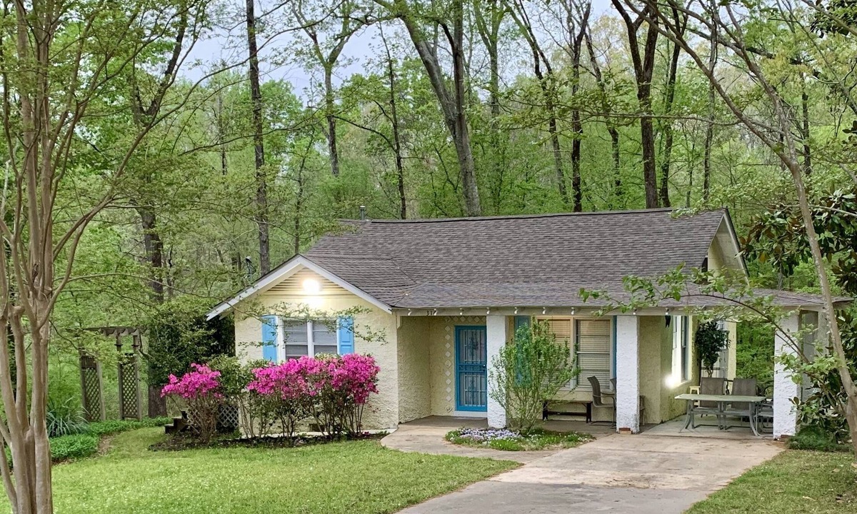 Grenada Cottage | Fishing, Family, Ballgames, Work or Vacation! Cozy Cottage near Grenada Lake