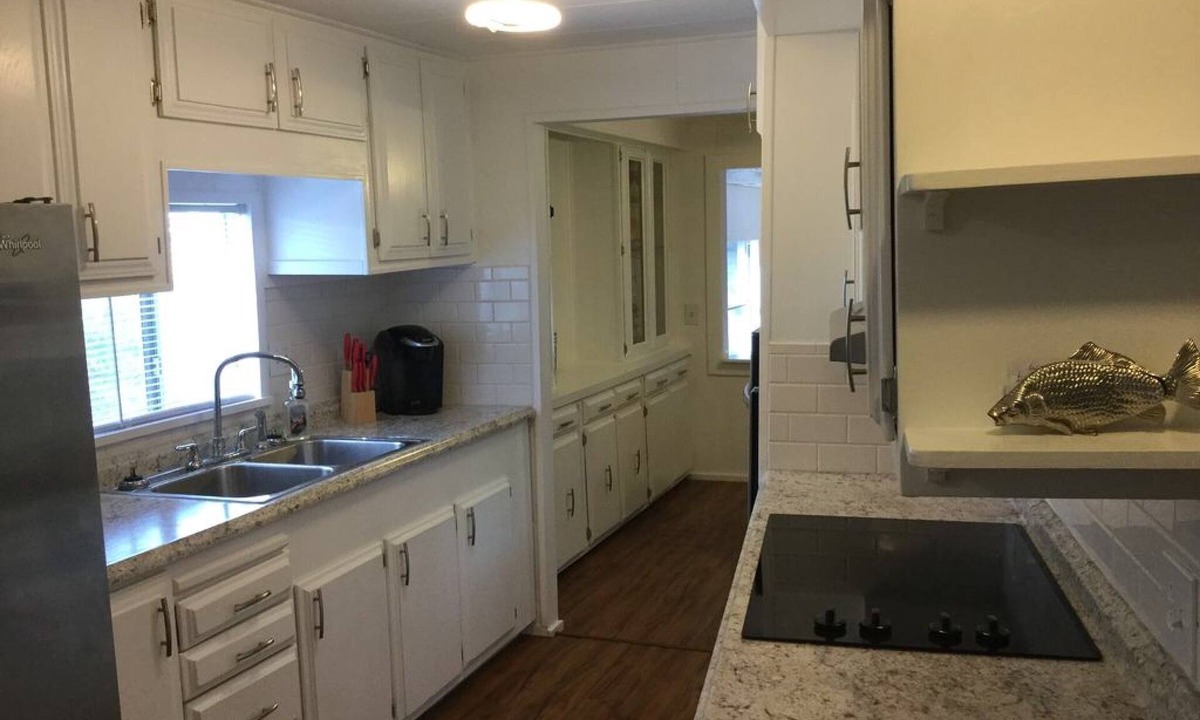 Satsuma House | Fishing Paradise on Dunn's Creek ! Max 2 trucks 2 boats ! Limited parking