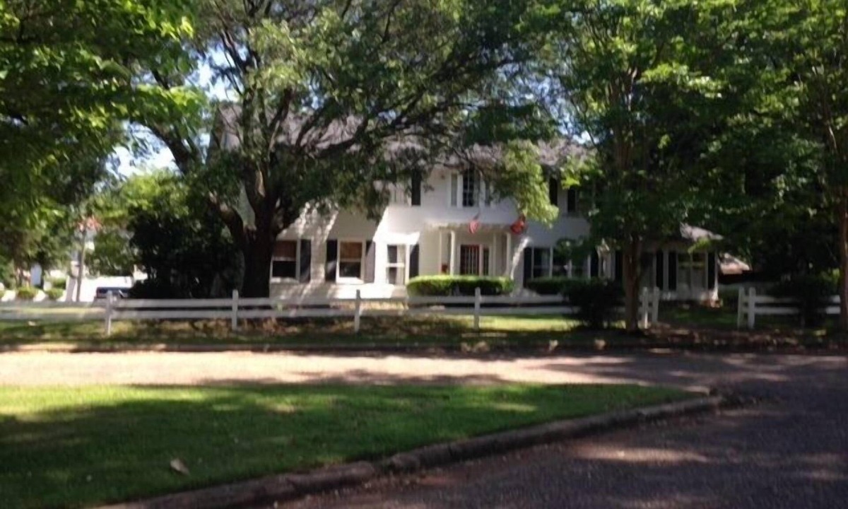 Druid City House | Forget Traffic And Parking. Gracious Comfort, 7 Block Walk To Campus/downtown
