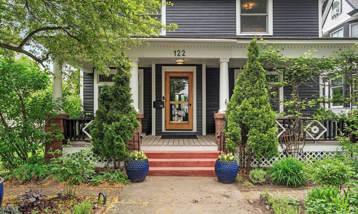 Marquette House | Four Square Marquette- Centrally located w porch, patio, sauna, fire pit