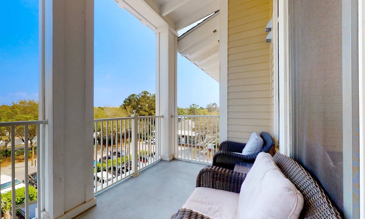 Baytowne Wharf Apartment | Fourth-floor studio with shared pool, fast WiFi, washer&dryer, & central AC