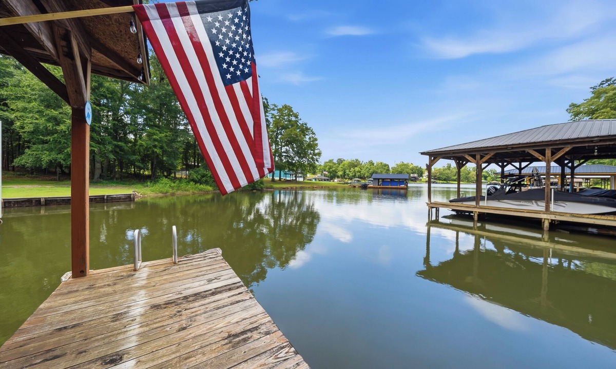 Milledgeville House | Fox Glove Retreat, Sleeps 9, Waterfront, Kayaks, Firepit + MORE!