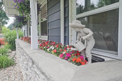 Frankenmuth House | Frankenmuth Dawdy Haus with Hot Tub and Massage Chair 2 blocks from main street