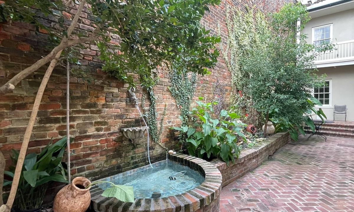 French Quarter House | French Quarter Entire Private Courtyard House -AC, wifi + paid parking