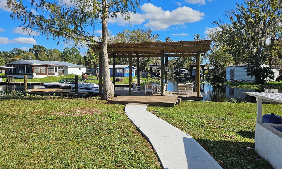 Satsuma House | Froggies Fish Camp-Dunns Creek & St. Johns RivernWaterfront whole home boat ramp