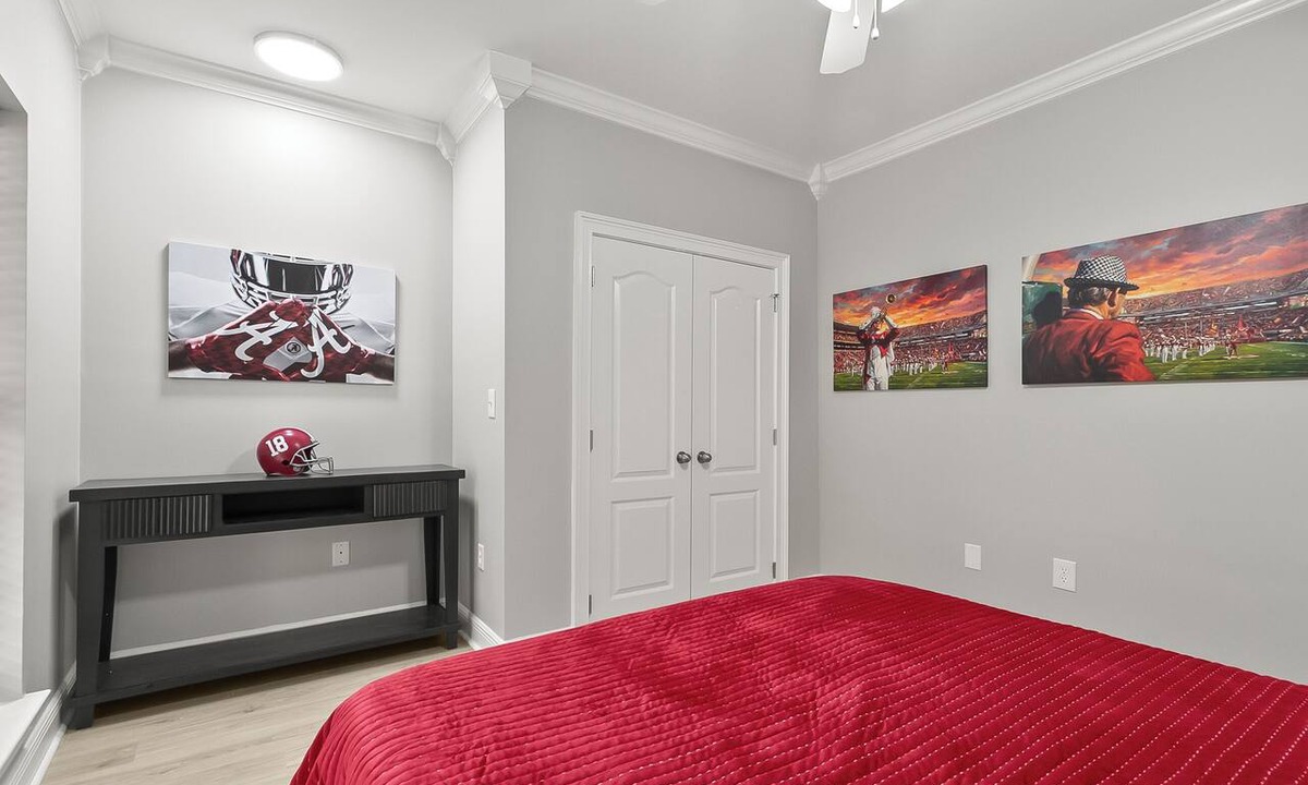Tuscaloosa Condo | Front door to "Roll Tide" in minutes! Walk to the Stadium and avoid the parking!