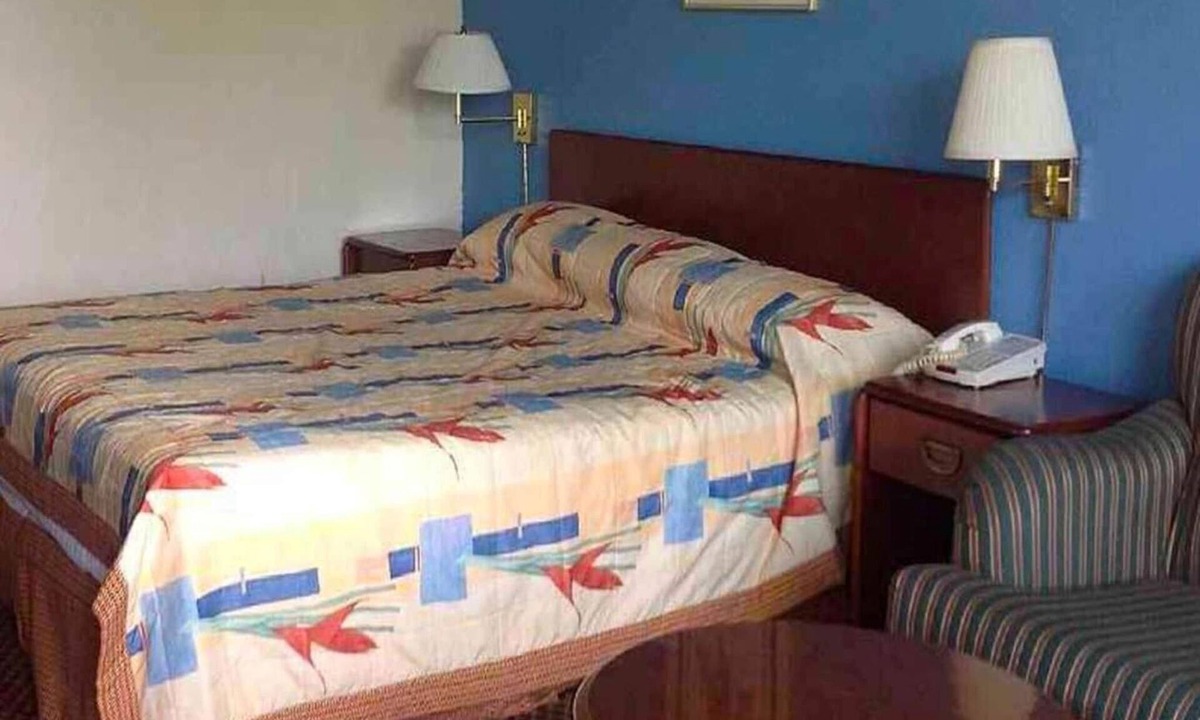 Milledgeville Apartment | Full Bed Smoking with Kitchenette