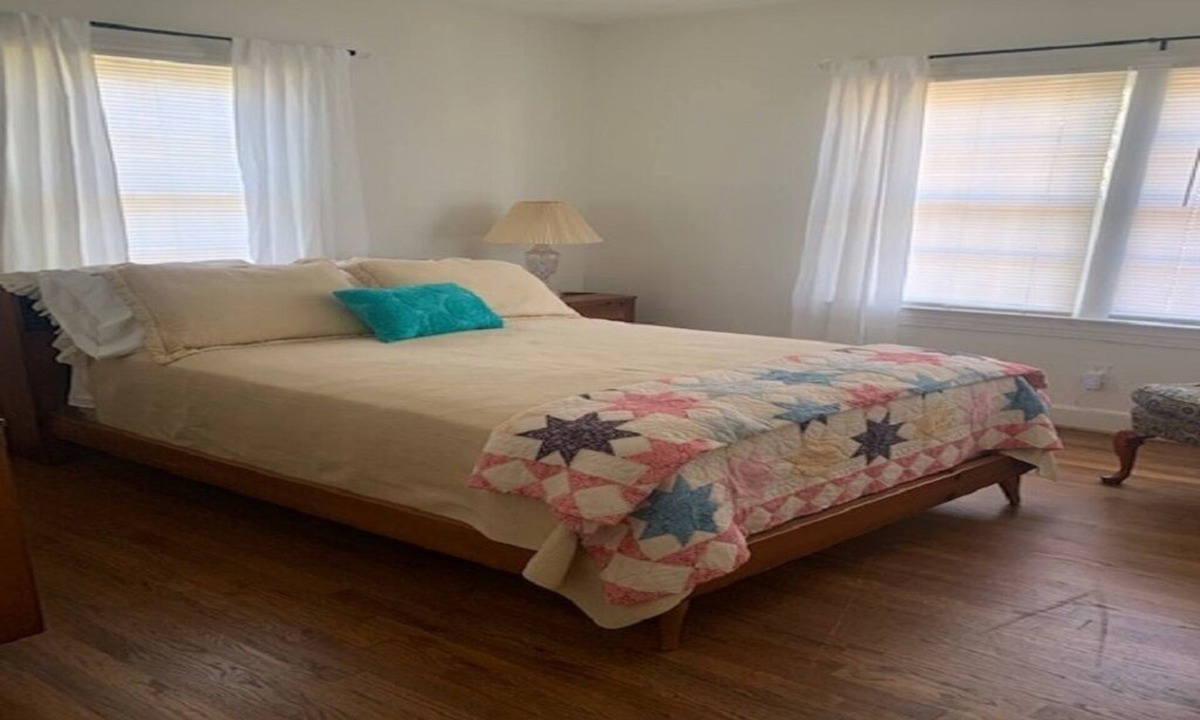 Crestline Heights House | Fully equipped Cottage Close to Airport, Shopping, UAB, Parks, Downtown