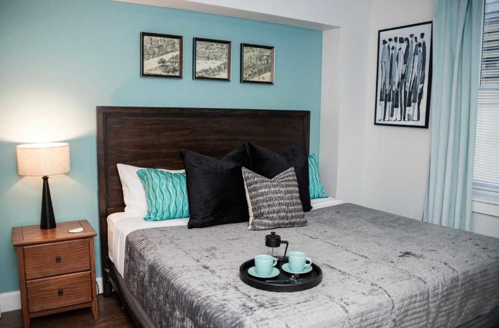 Downtown Jacksonville Apartment | Fun Cozy 1 Br King Apts - 1 25 Mile Walk to TIAA Bnk Fld